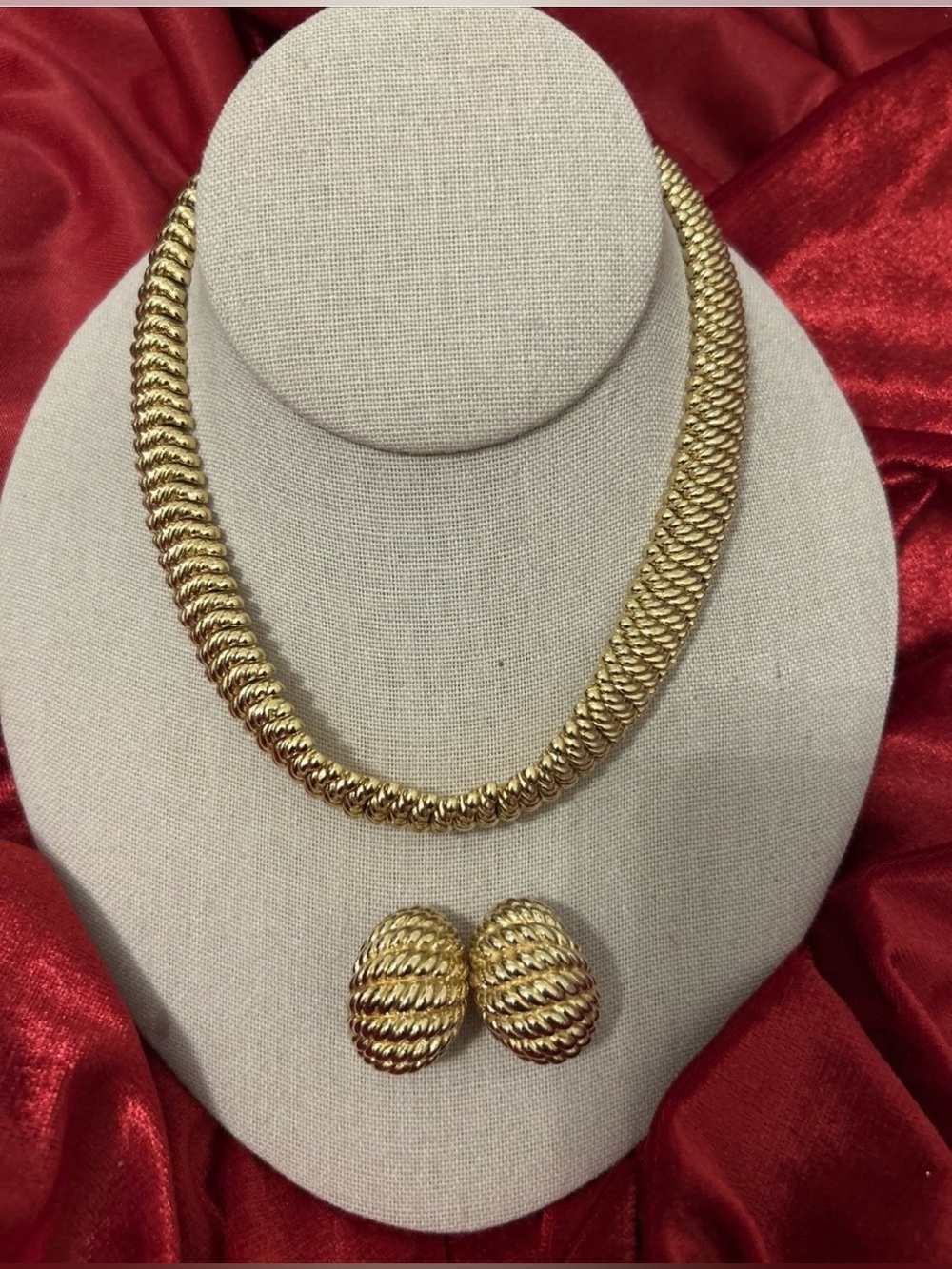 Vintage CINER Gold Toned Ribbed Dome Collar Choker Necklace Clip Earrings Set